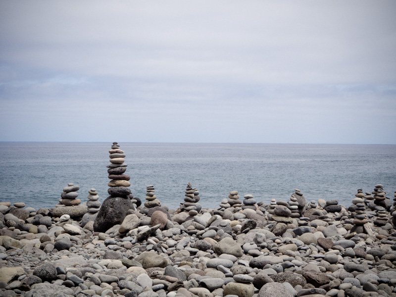 Steenmannetjes op Sao Vicente strand, Madeira